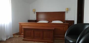 Фото номера Номер с кроватью размера &quot;king-size&quot; и видом на сад Фермерские дома Pensiunea Giuvaerul Oltului г. Giuvărăşti 2